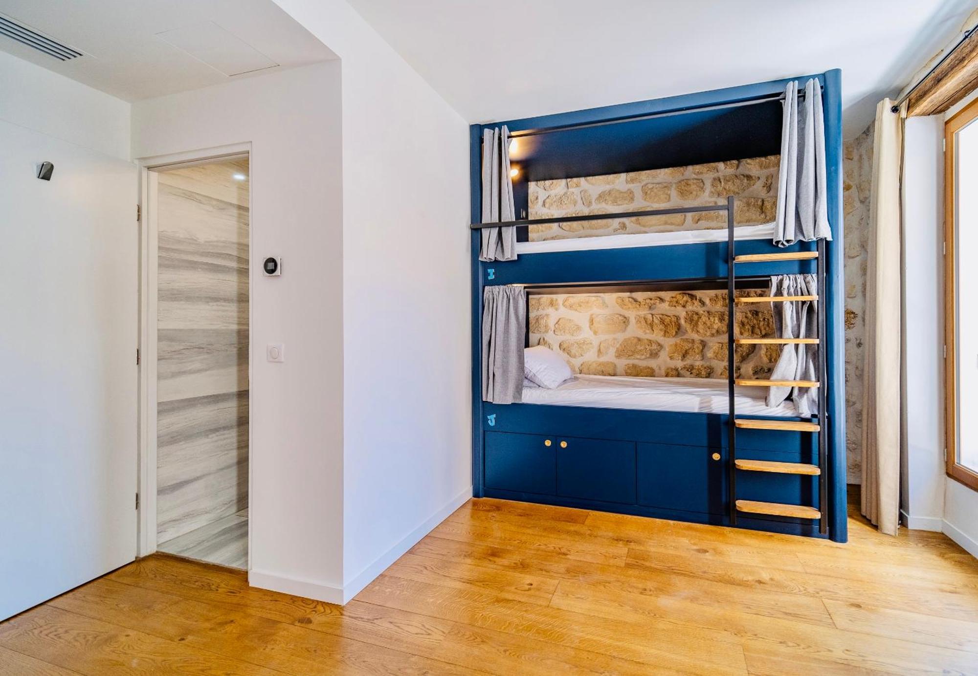 Cama en habitación femenina compartida de 4 camas