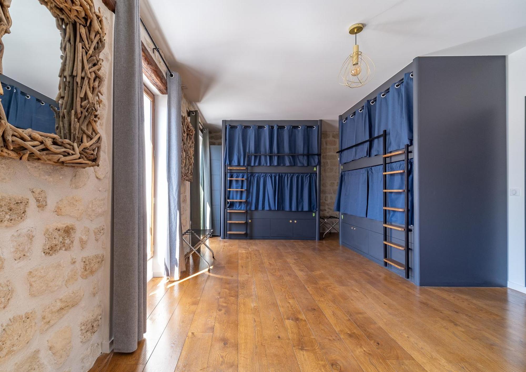 Cama en habitación compartida femenina de 6 camas
